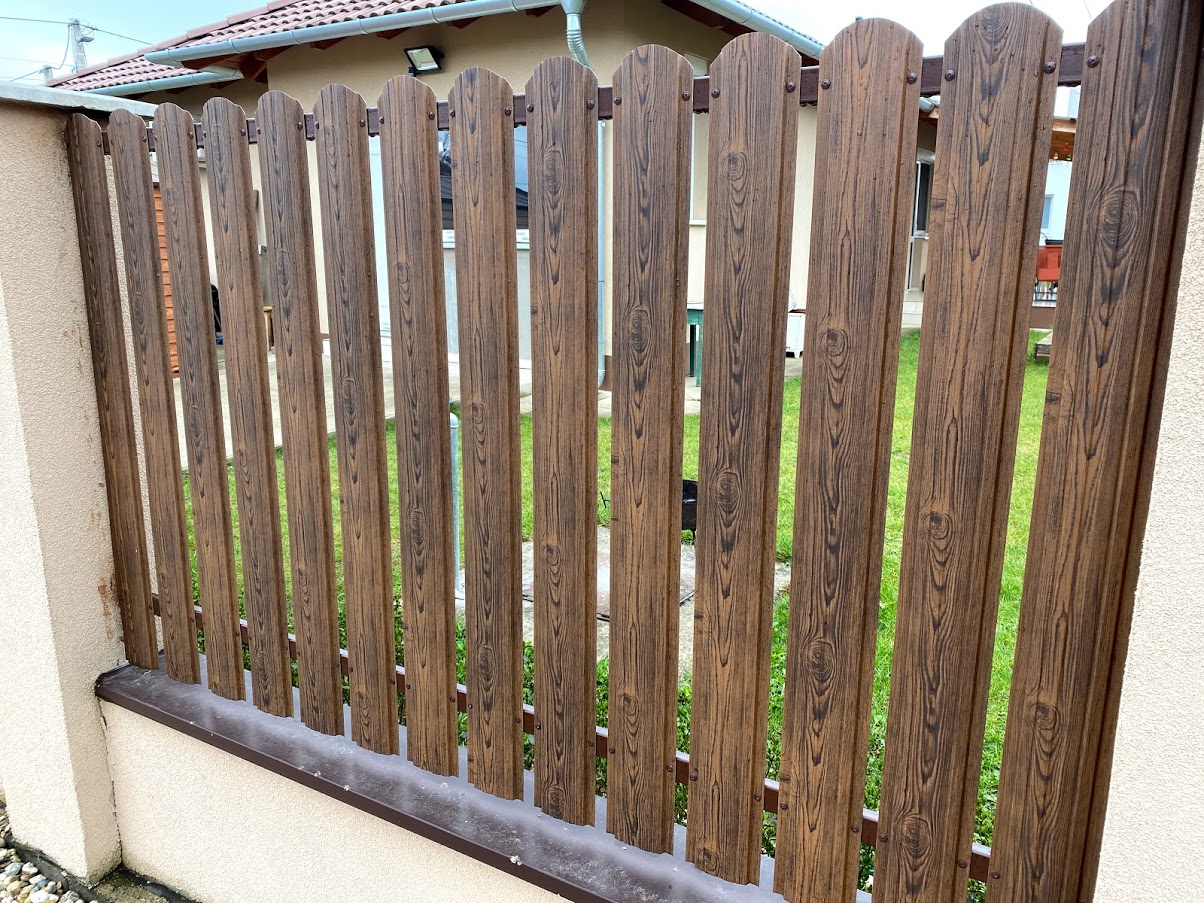 Fém kerítésléc: az elegancia és a tartósság találkozása